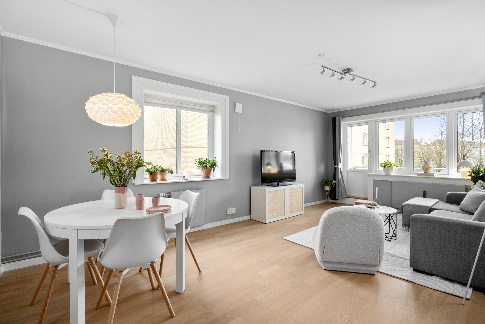 Her får du en lekker og gjennomgående 2-roms beliggende flott til i byggets 1. etasje. Galleribilde