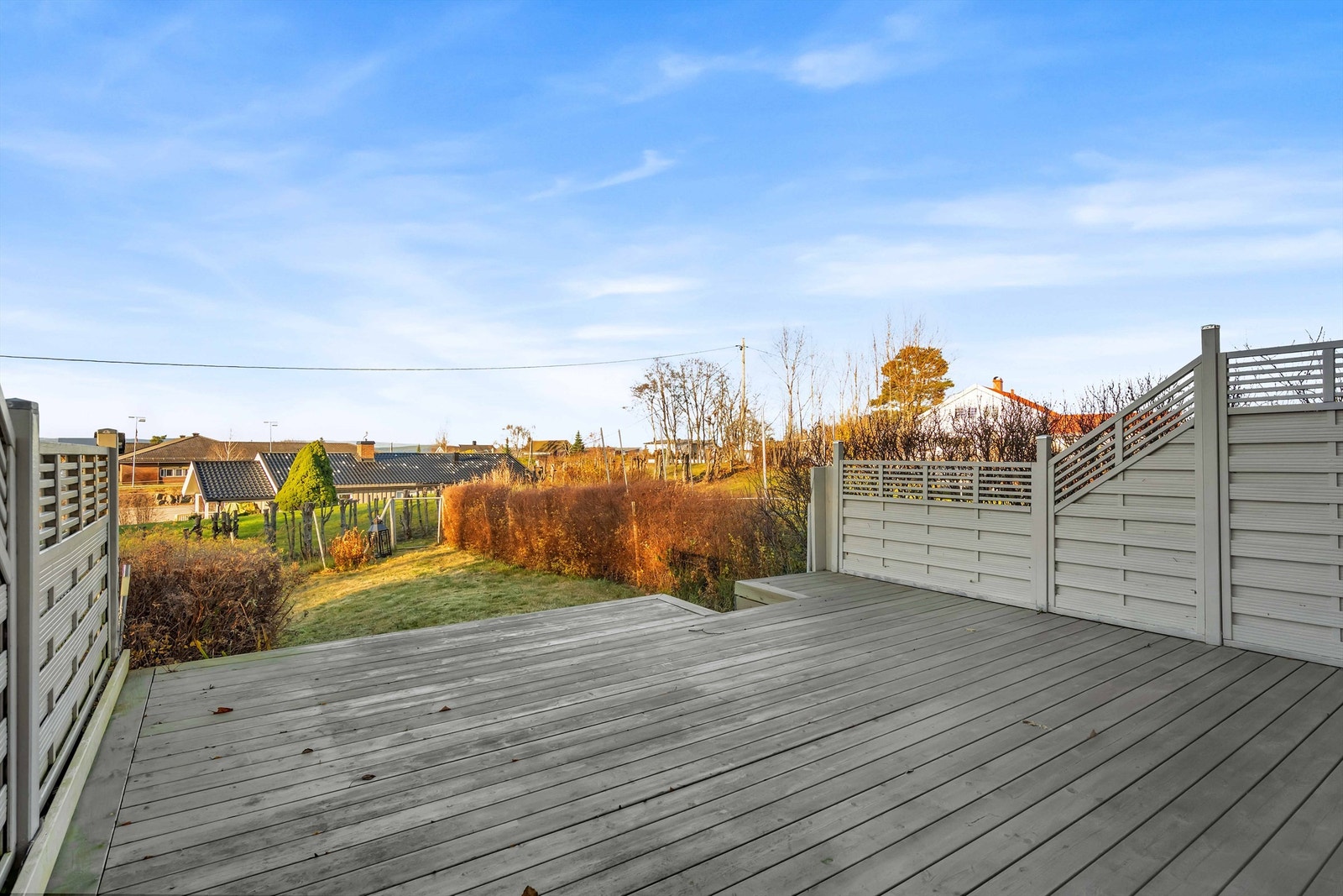 På utesiden av terrassen finner man borrettslagets hage/fellesområde. Galleribilde