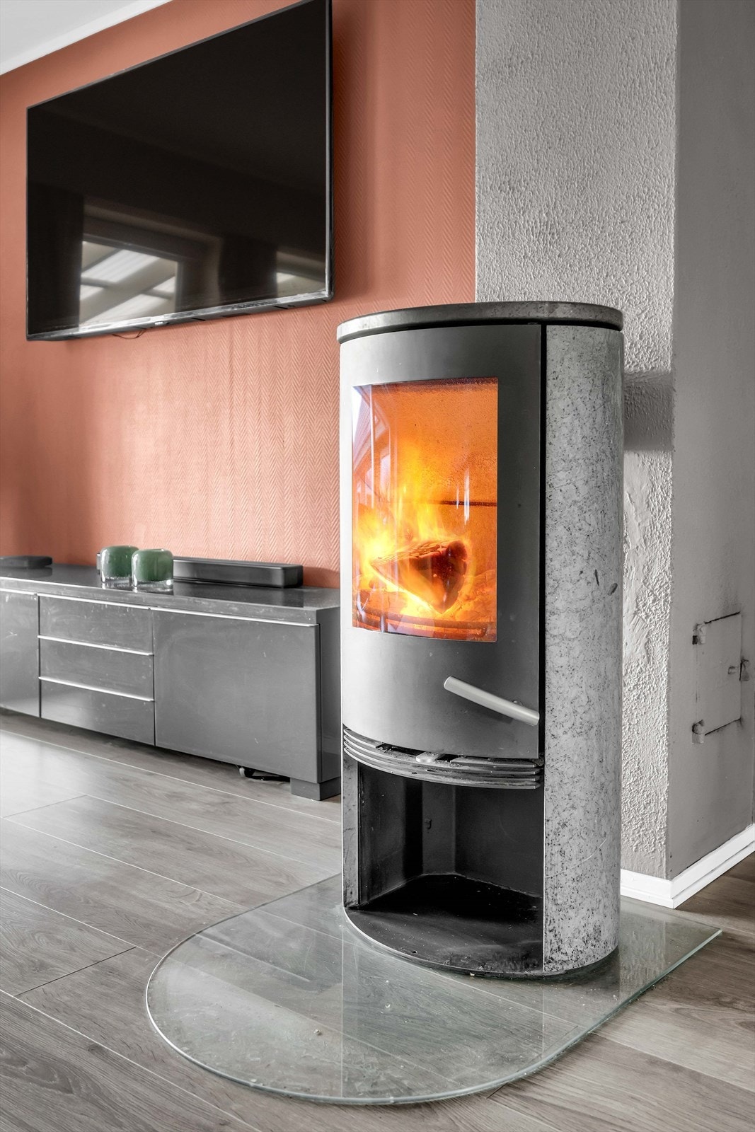 I stuen er det også en peis som skaper en hyggelig atmosfære på kaldere dager. Galleribilde