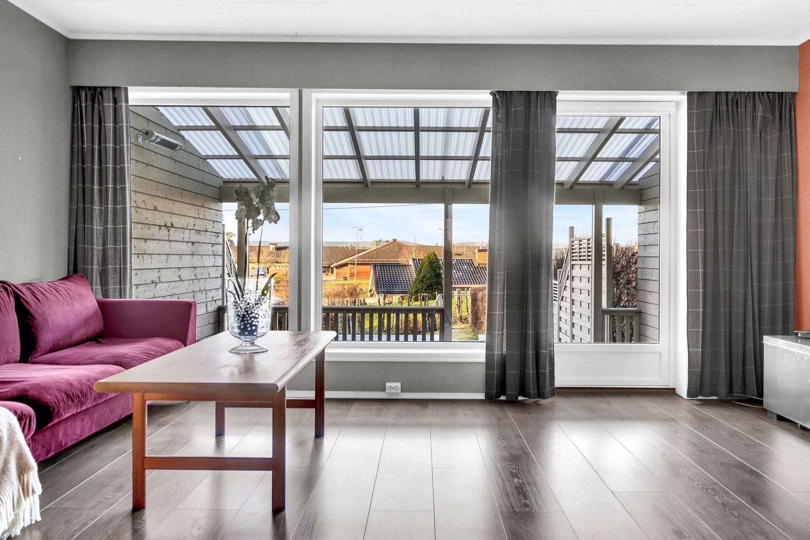 Rommet har store vindusflater som gir fint naturlig lys inn i stuen. Vinduer er fra 2015 med 3-lags isolerglass. Galleribilde