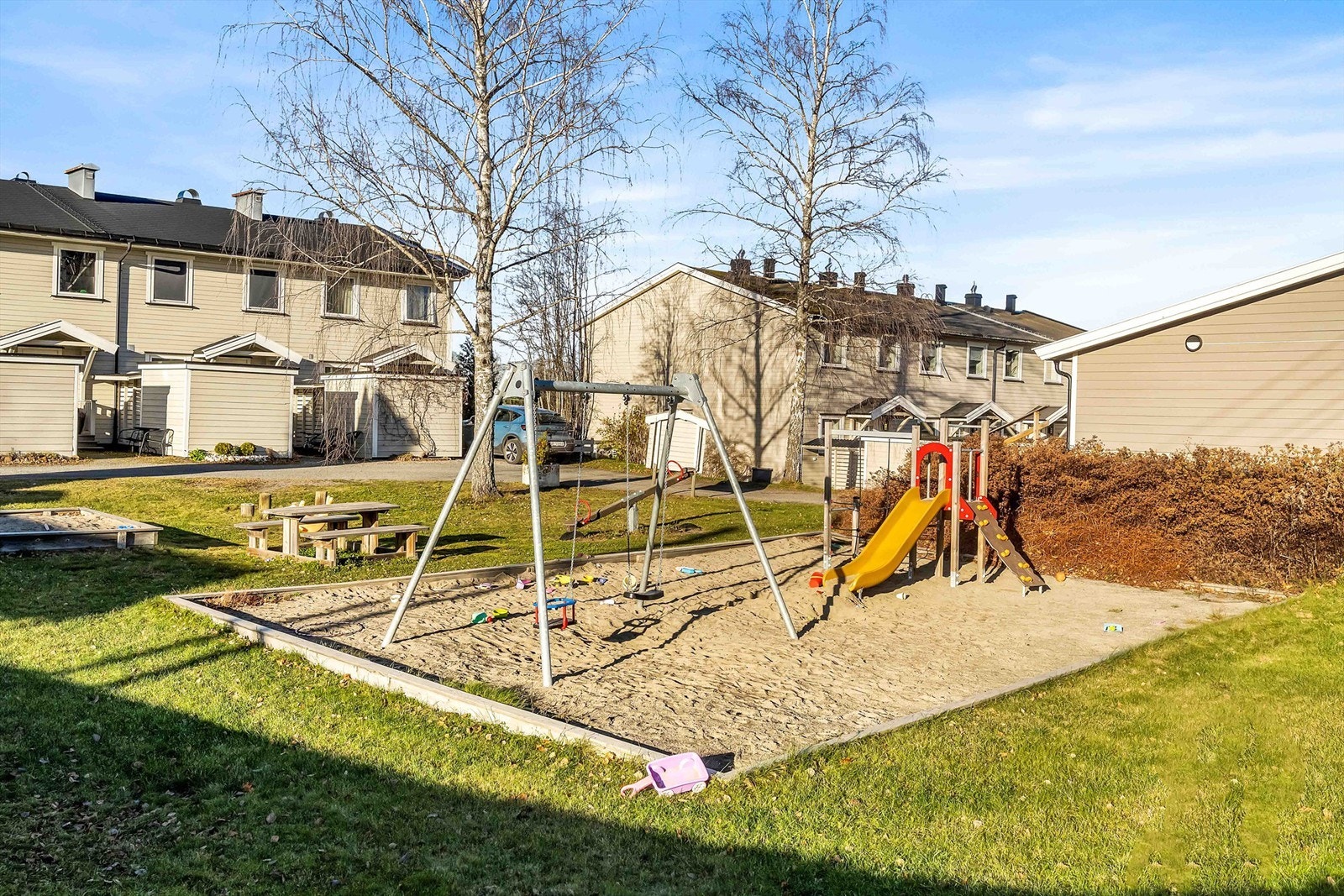 Nærområdet rundt er flott for barn og vokse opp i med natur og fine lekeplassen, samt nærhet til Hønefoss sentrum. Galleribilde