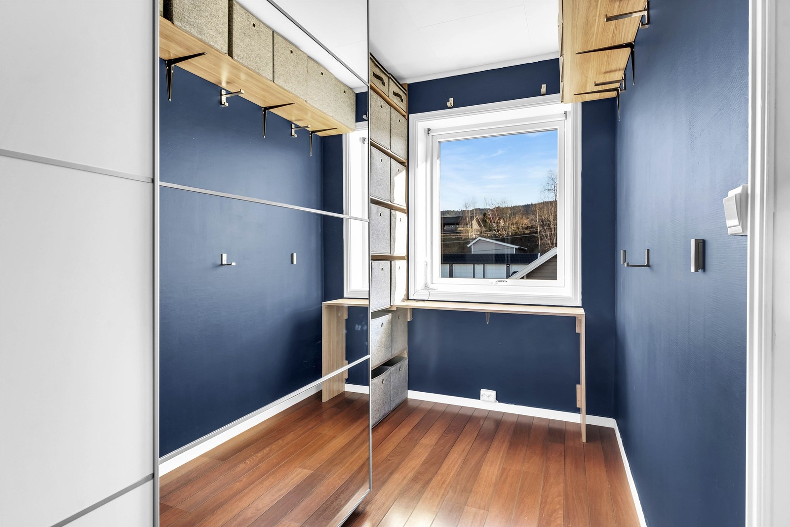 Ferdigattesten omfatter ikke den innerste delen av walk-in closet som opprinnelig var en del av soverommet. Den andre delen er opprinnelig byggemeldt som bod jf orginale byggetegninger og er ikke godkjent til varig opphold. Galleribilde