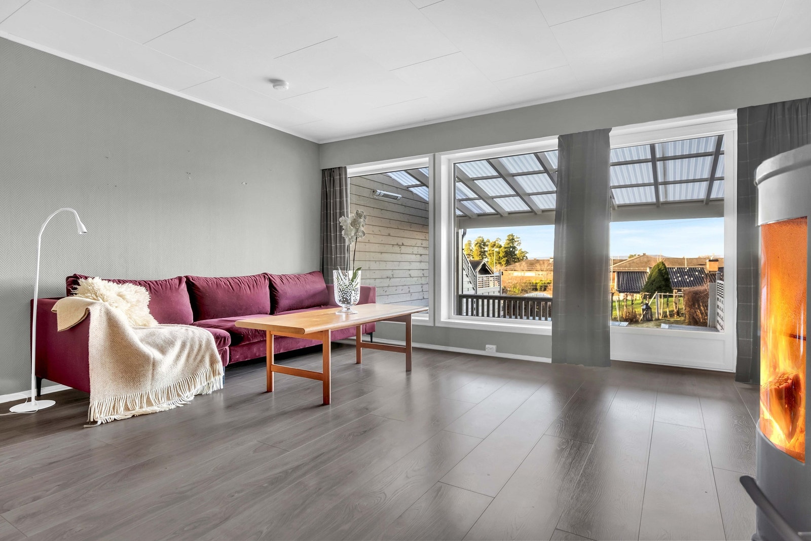 Stuen er romslig og kan deles inn i en tv/sofa seksjon og spisestue med plass til et stort bord der familien og venner kan samles. Galleribilde