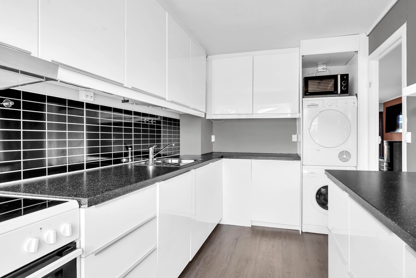 Opplegg for vaskemaskin og tørketrommel. Galleribilde