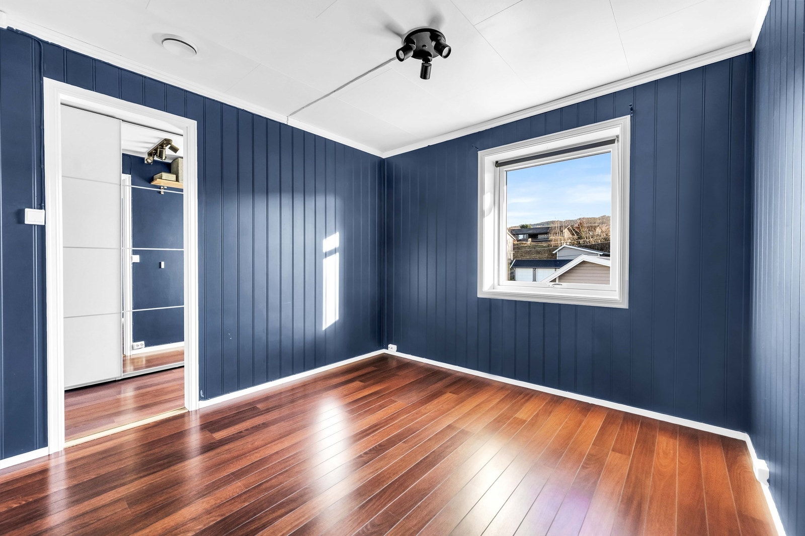 Hovedsoverommet har inngang til walk-in closet med god plass til oppbevaring. Galleribilde