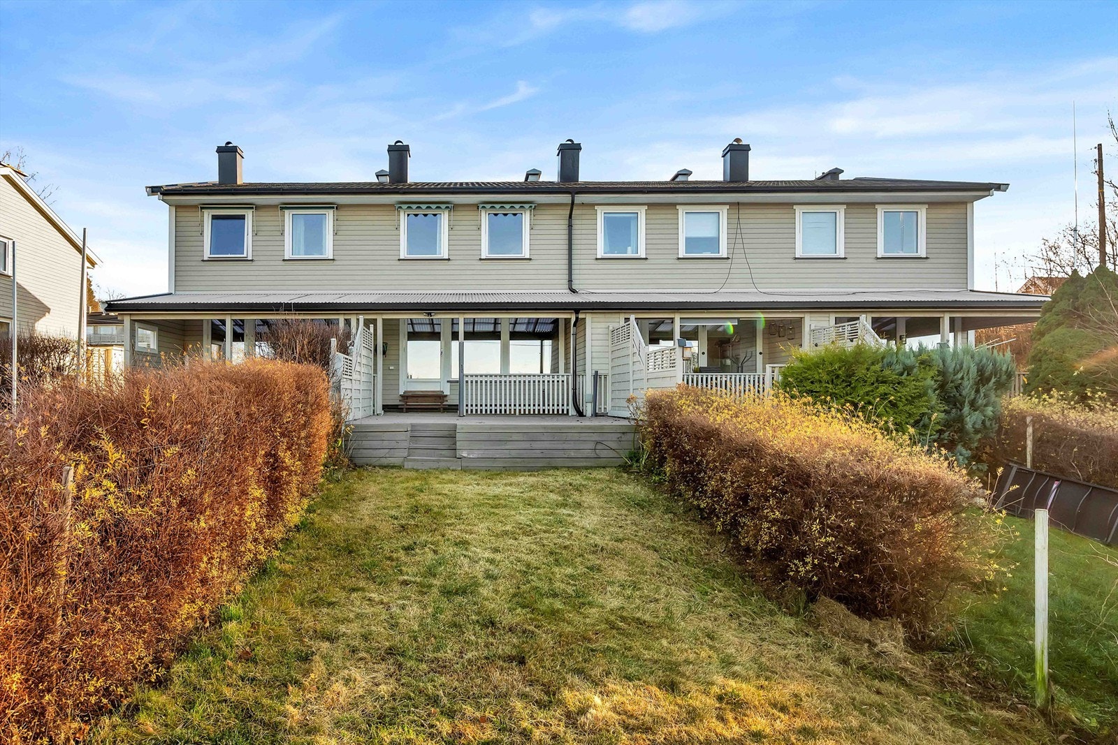 Rekkehuset er beligget i et attraktivt og særdeles barnevennlig område, sentralt i Haugsbygd. Galleribilde