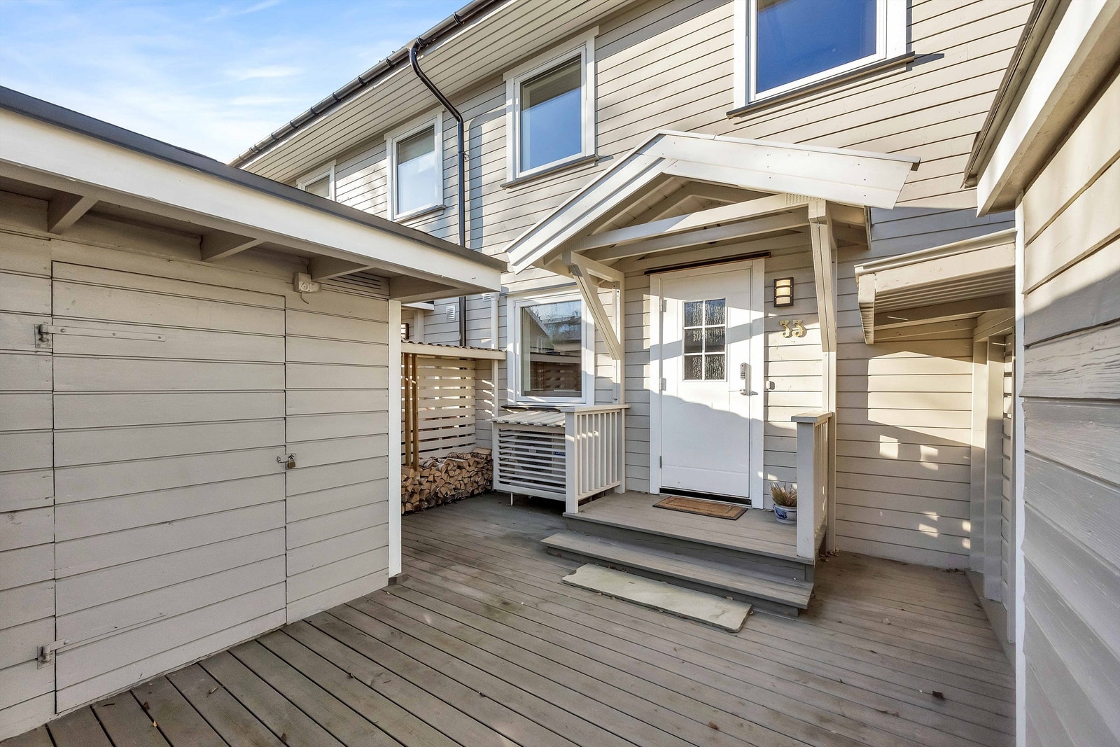 Hyggelig inngangsparti med bod på utsiden. Galleribilde