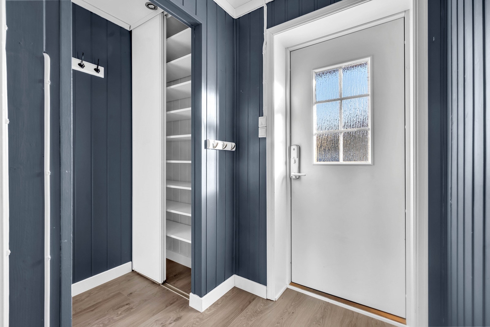 Inngangsparti som har godt med oppbevaringsmuligheter. Galleribilde