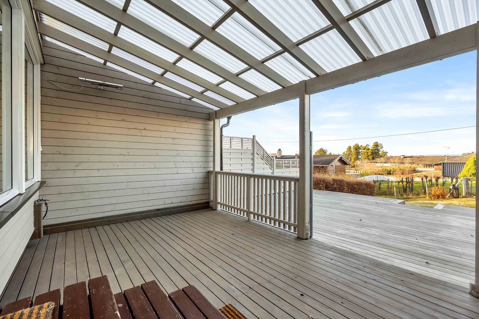 Fra stuen er det utgang til en flott terrasse med plass til møblering. Galleribilde