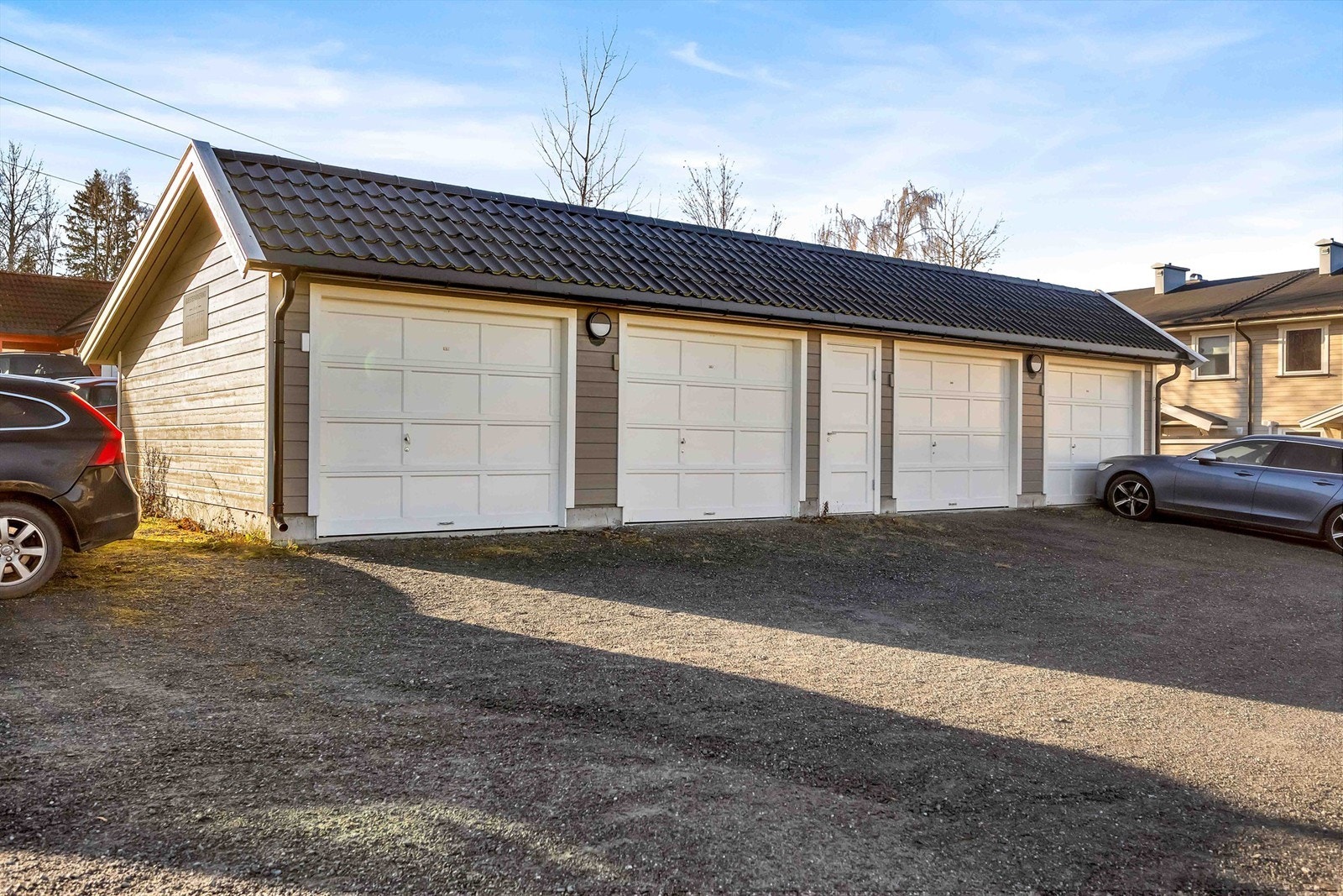 Felles garasjerekke på borettslagets fellesareal. Galleribilde