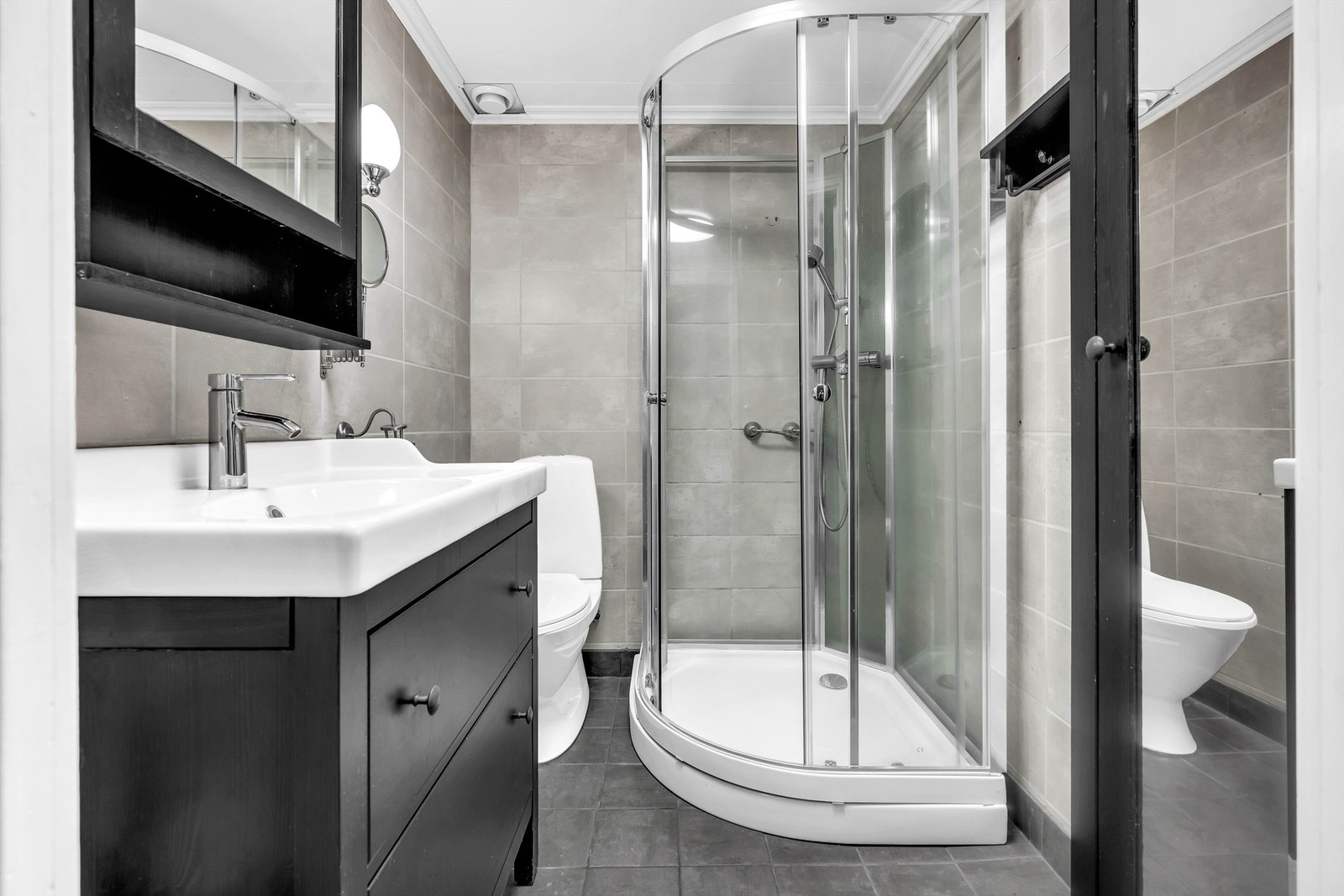 Badet er fra ukjent år, med oppgraderinger i 2019 i følge tidligere beskrivelser om boligen. Galleribilde