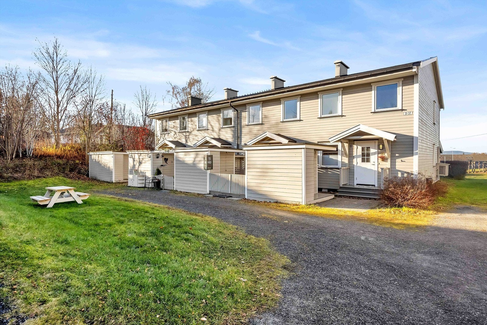 Eiendomsmegler Marius Stormfelt har gleden av å presentere Vangsveien 33, rekkehusleilighet over 2 plan. Rekkehuset er beligget i et attraktivt og særdeles barnevennlig område, sentralt i Haugsbygd. Galleribilde