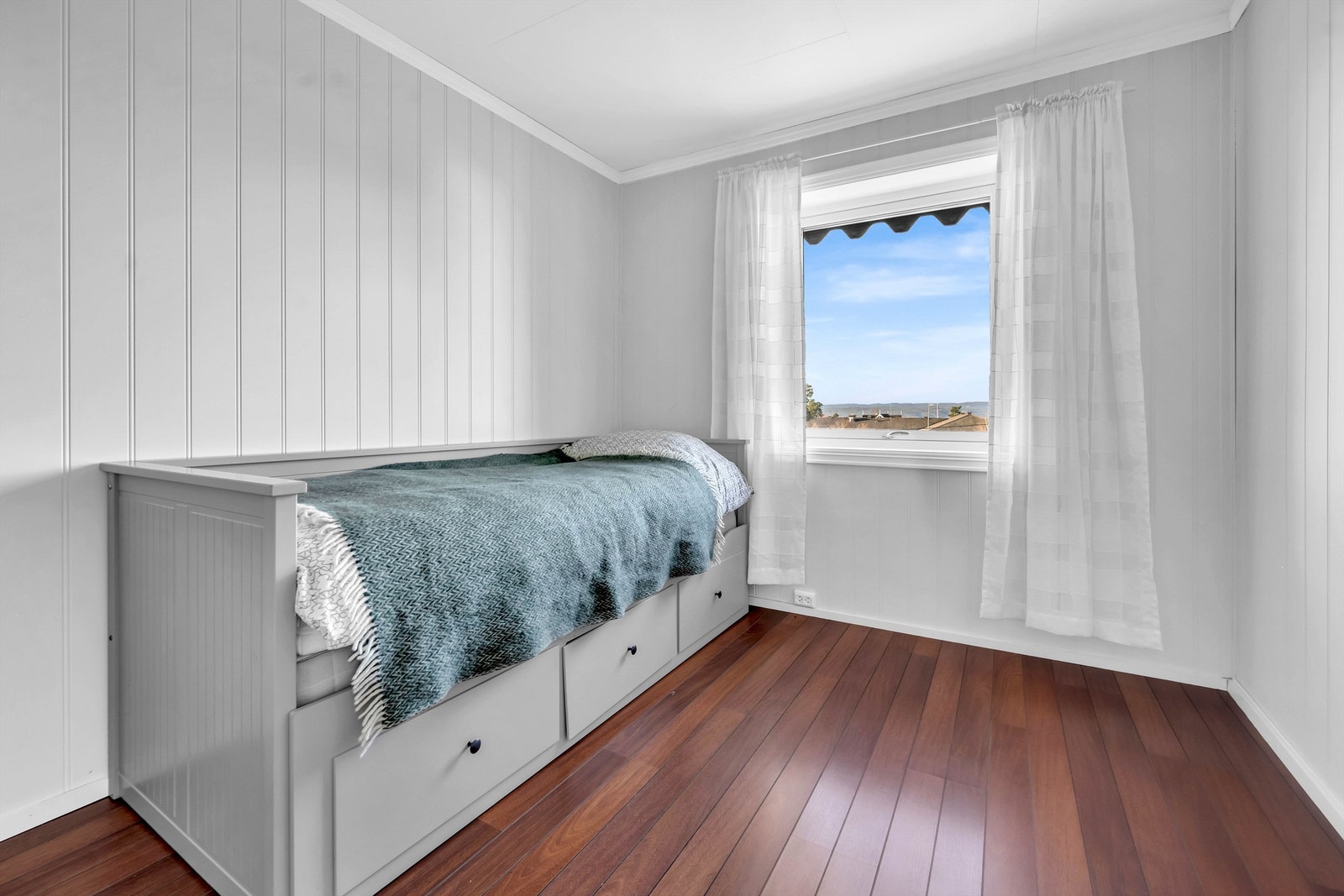 Boligen har romslige soverom med plass til møblering etter behov. Galleribilde