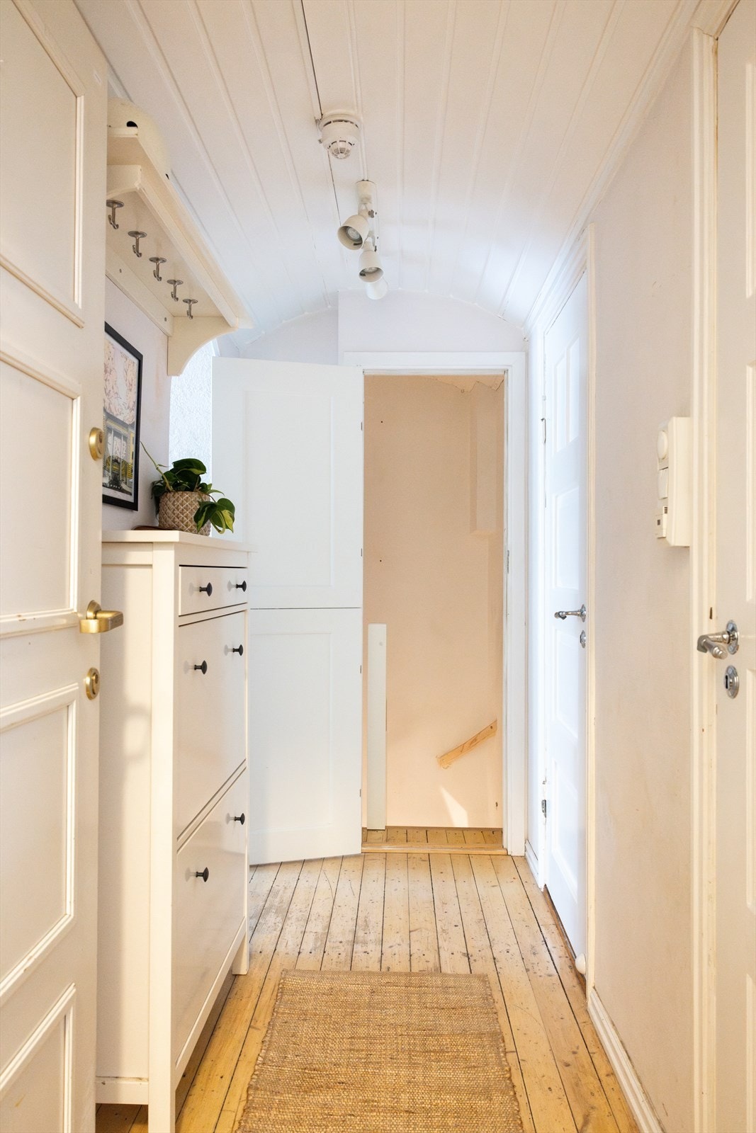 Leiligheten har en lys og hyggelig entré som gir et umiddelbart godt førsteinntrykk. Galleribilde