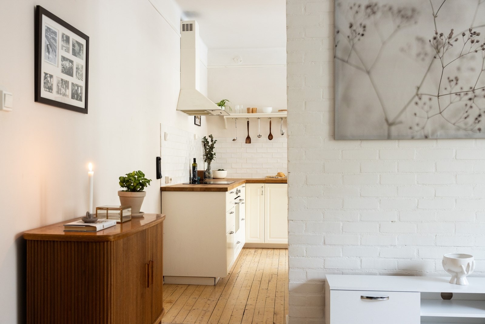 Kjøkkenet ligger i en delvis åpen løsning mot stue. Galleribilde