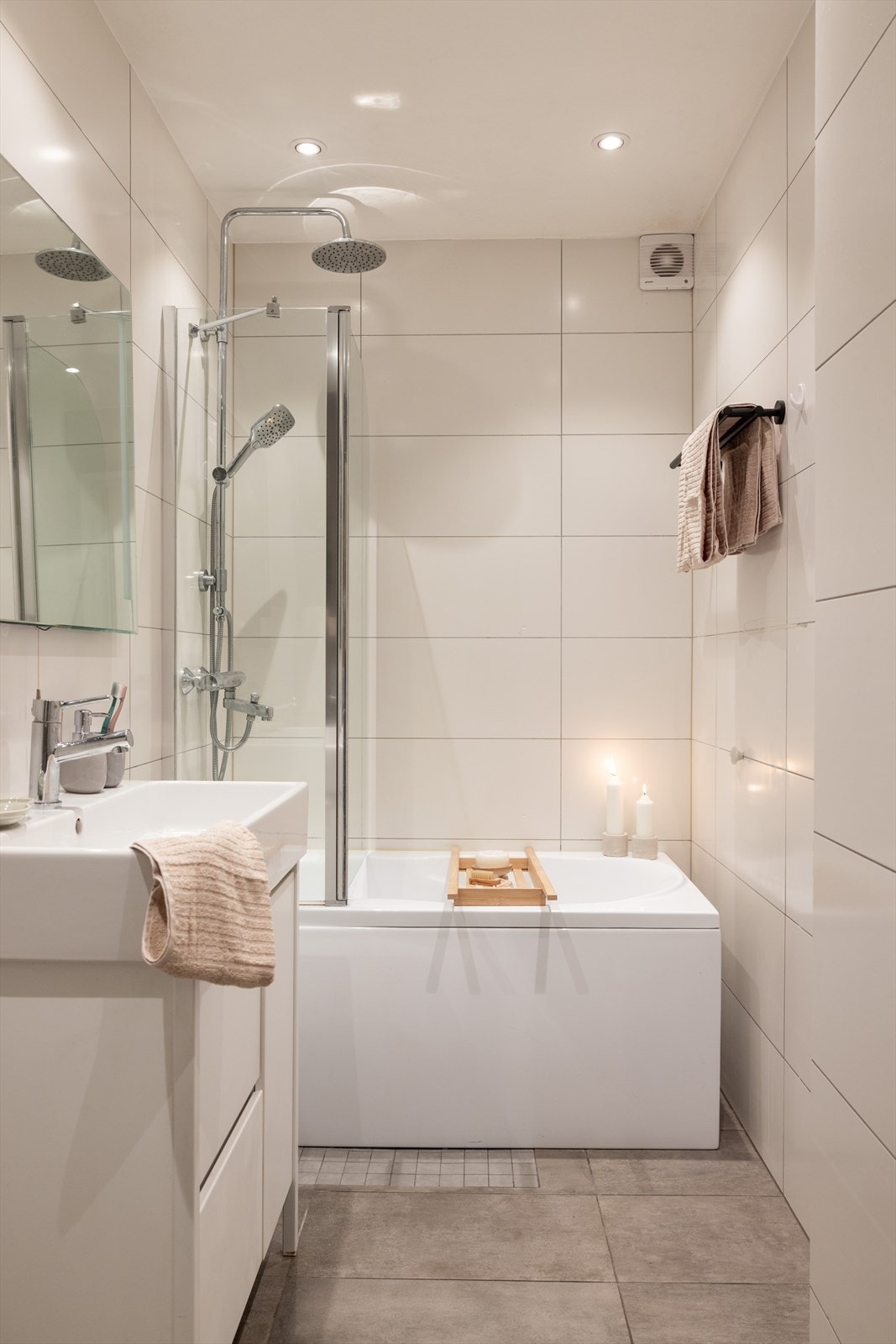 Pent og lyst flislagt baderom fra 2016 med elektrisk gulvvarme og og downlights i himling. Galleribilde