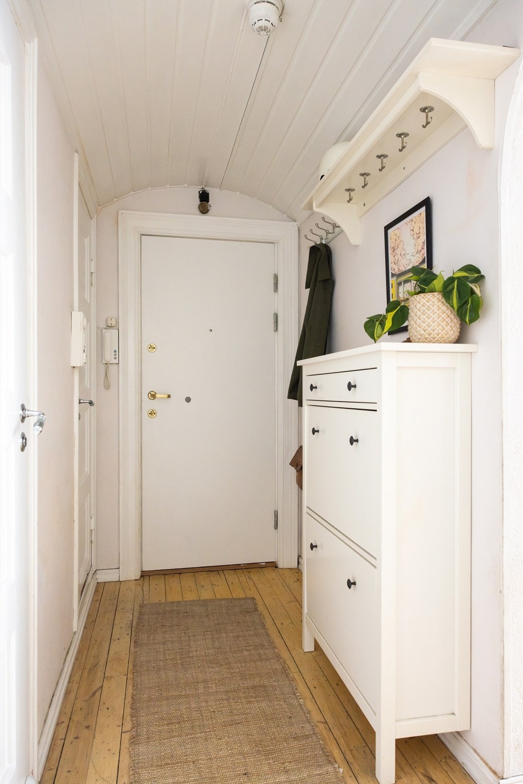 Velkommen inn! Her er det god plass til å henge fra seg yttertøy og sko. Galleribilde