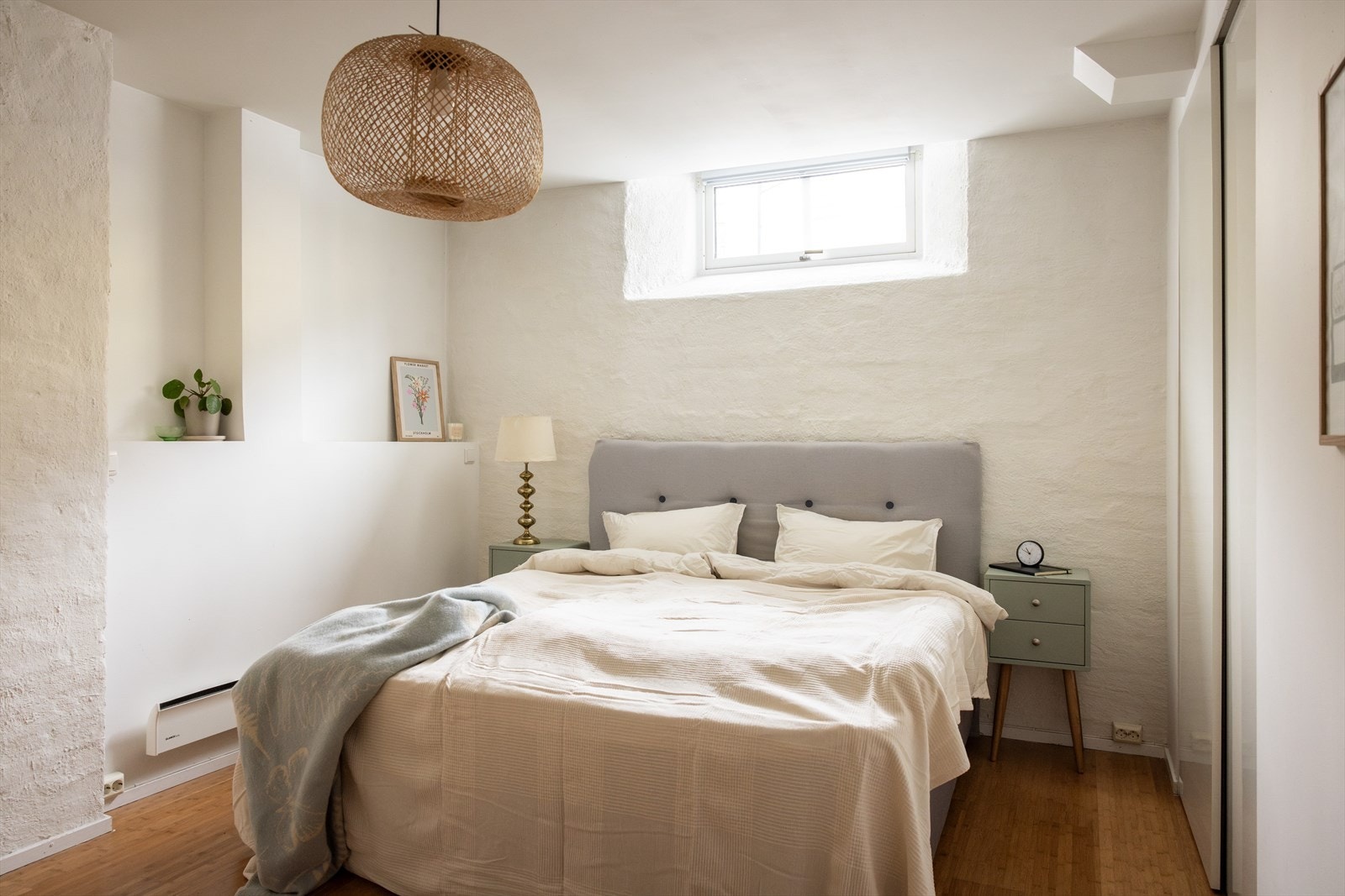 God størrelse med plass til dobbeltseng og tilhørende møbler - alternativt kan rommet benyttes som kjellerstue eller hjemmekontor. Galleribilde