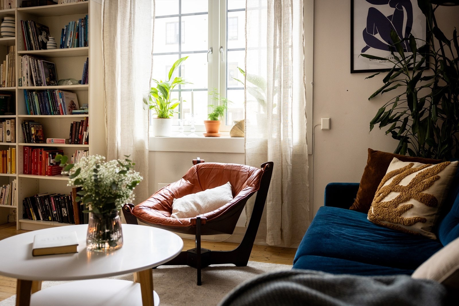 Dette rommet fremstår som romslig og åpent med store vindusflater og god takhøyde - alt dette er med på å skape et godt og sosialt oppholdsrom med flott atmosfære. Galleribilde