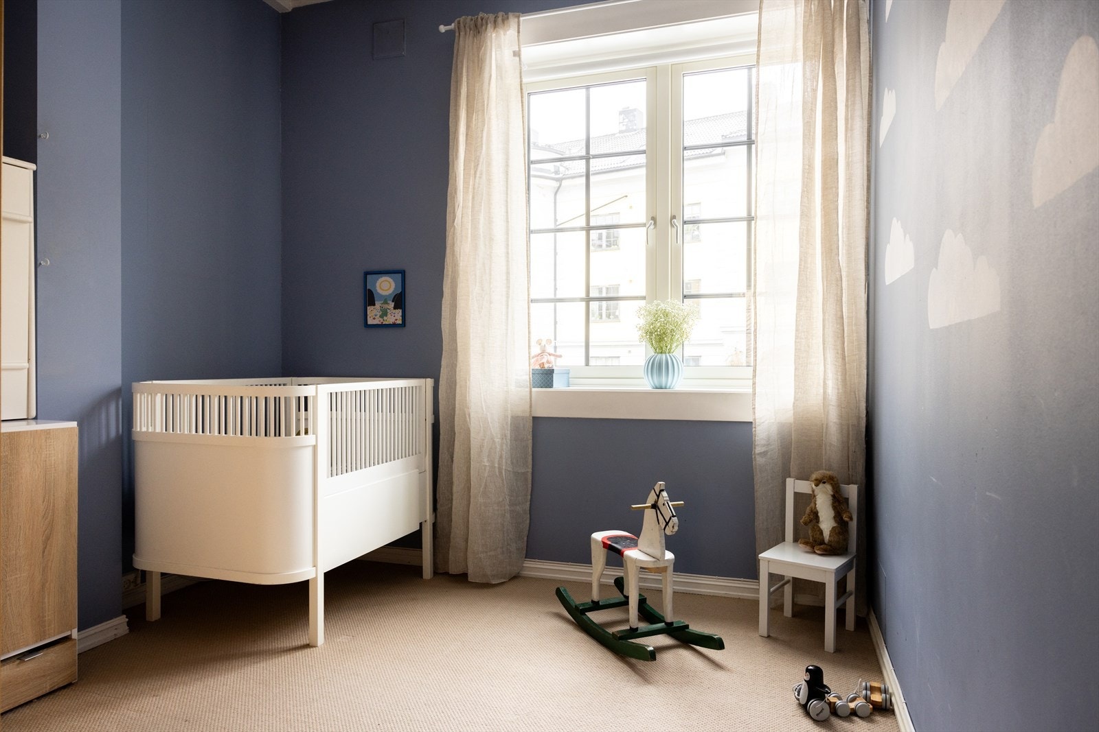 Soverommet er av god størrelse med plass til både seng og tilhørende møbler. Galleribilde