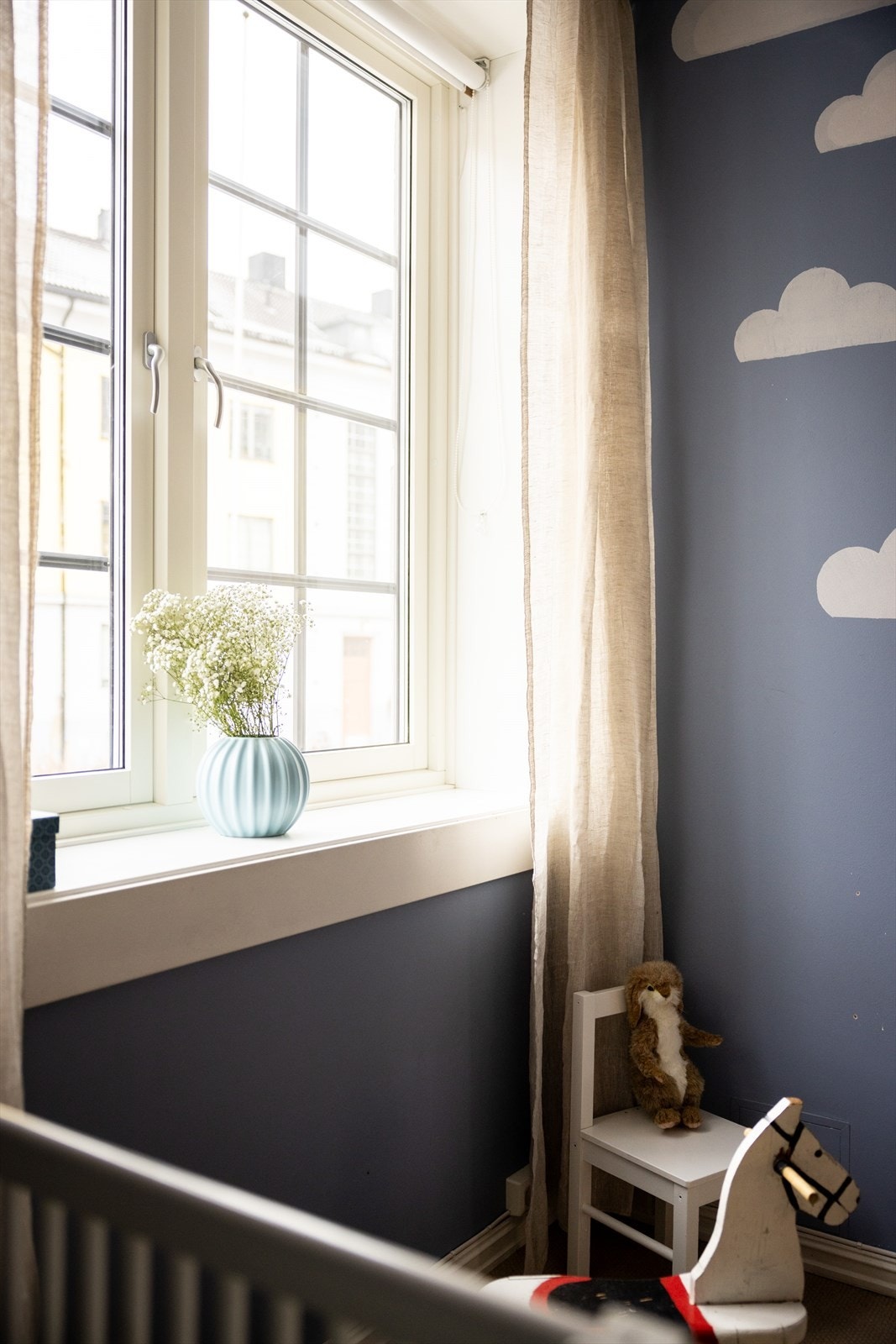 Rommet er malt i en delikat blåtone som skaper en lun stemning. Rommet vender mot rolig bakgård. Galleribilde