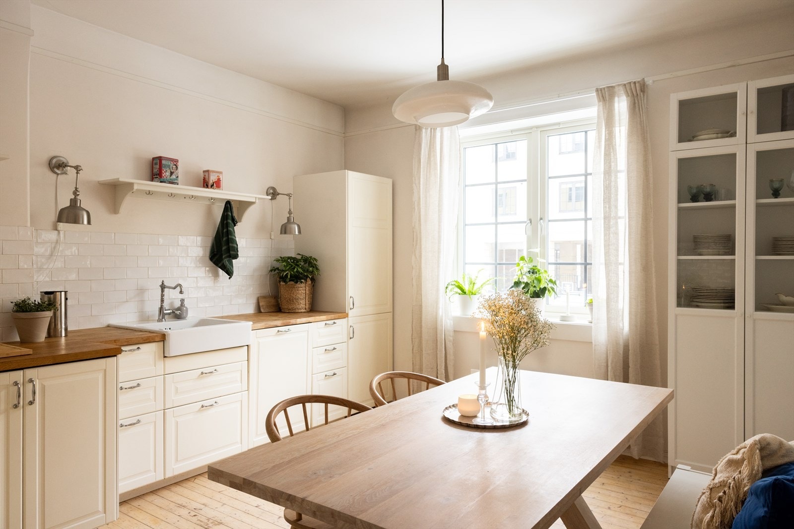 Kjøkkenet er nytt fra 2017 og består av hvite profilerte fronter og benkeplate av heltre med nedfelt vaskekum. Galleribilde