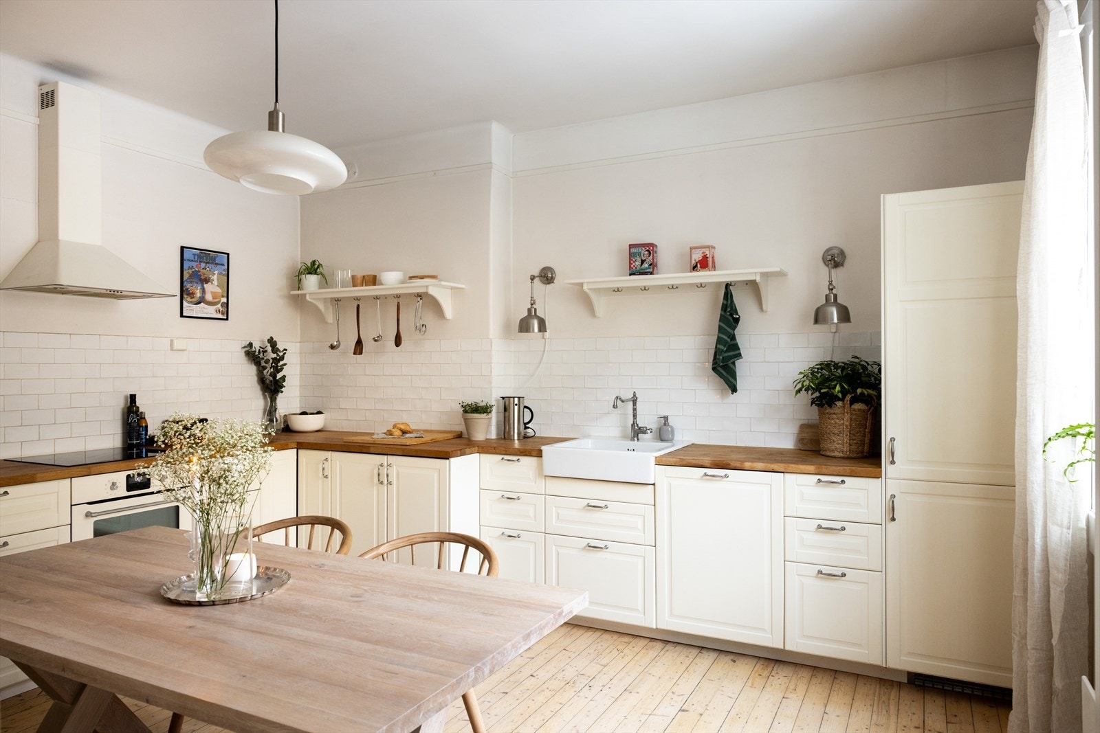 Videre er kjøkkenet utstyrt med integrert stekeovn, platetopp, oppvaskmaskin og kombinert kjøl/fryseskap. Galleribilde