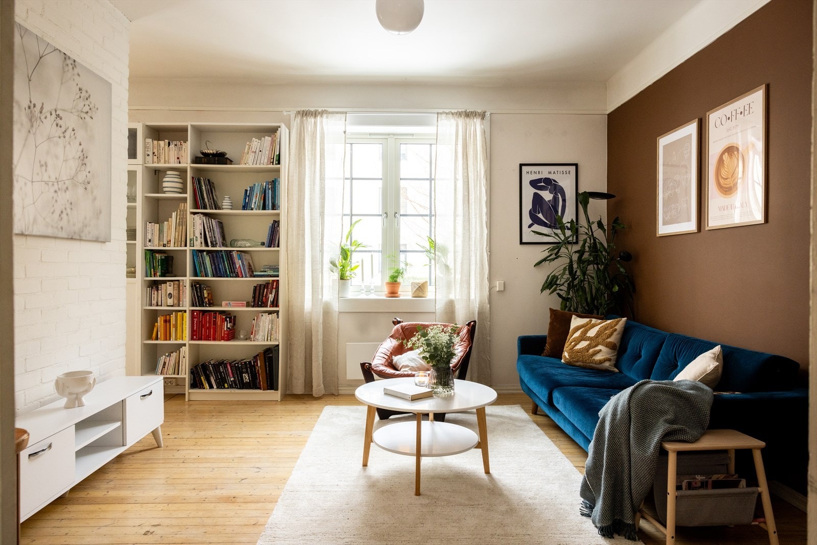 Åpen og tiltalende stue med god plass til sofagruppe og tilhørende møbler. Galleribilde