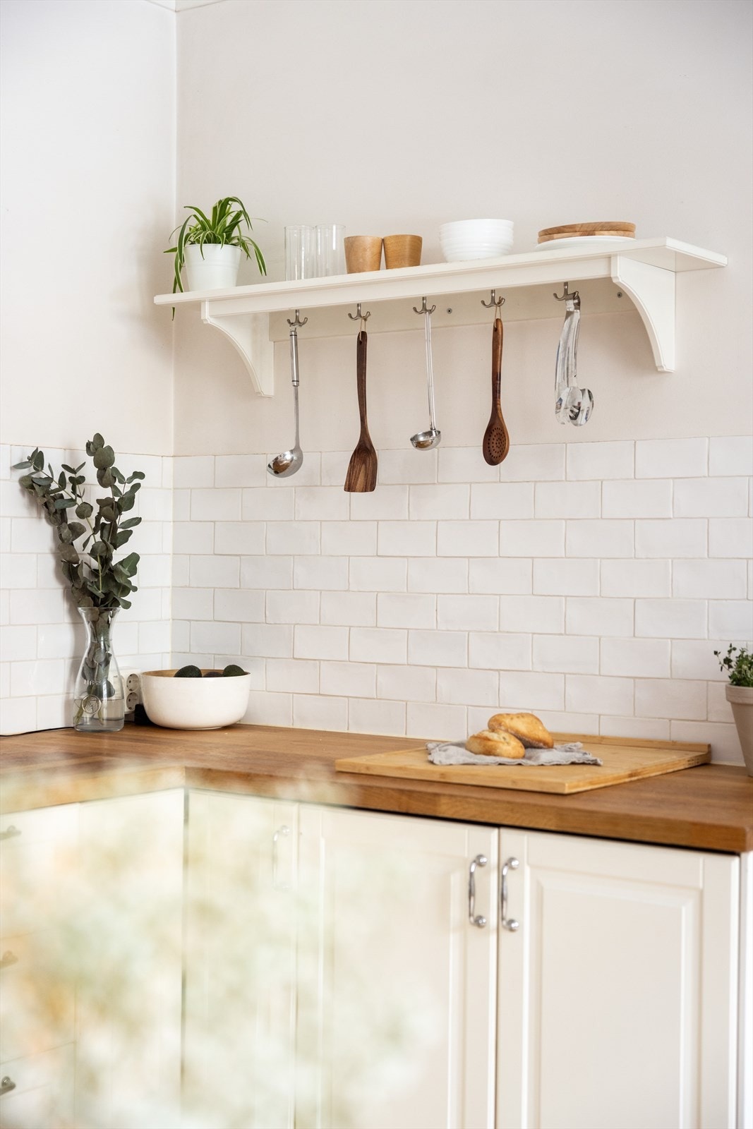 Kjøkkenet er tilpasset på en god måte med rikelig skap- og benkeplass. Galleribilde