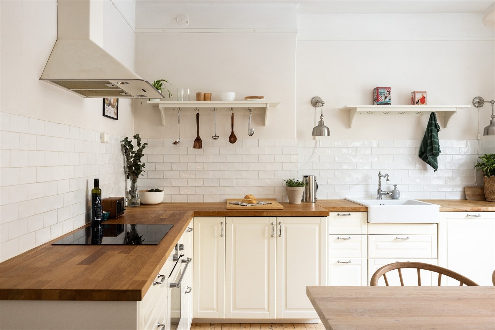 En lys og sjarmerende leilighet over to plan med generøs takhøyde, store vindusflater og flotte detaljer. Galleribilde