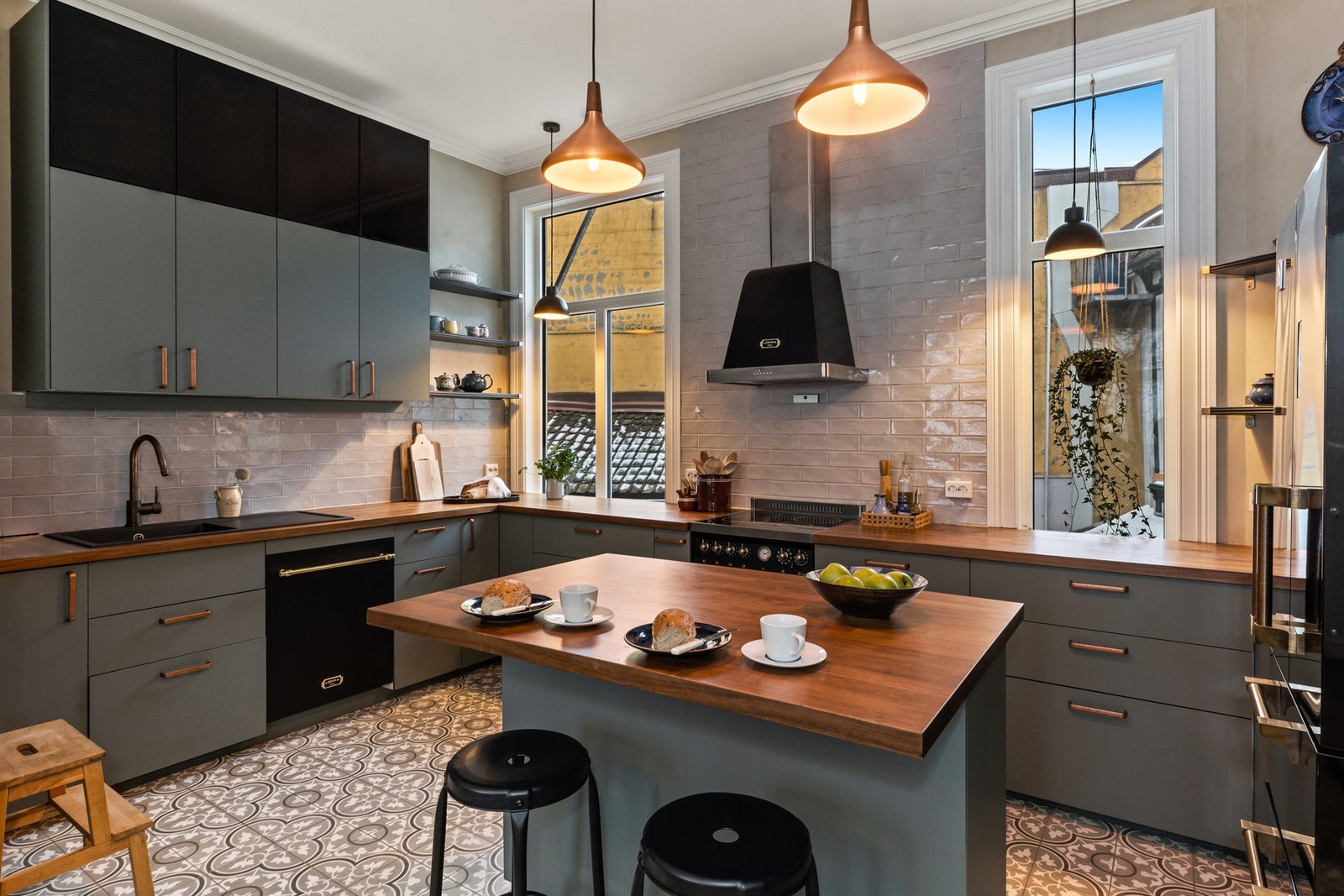 Nyere kjøkken med god skap og benkplass Galleribilde