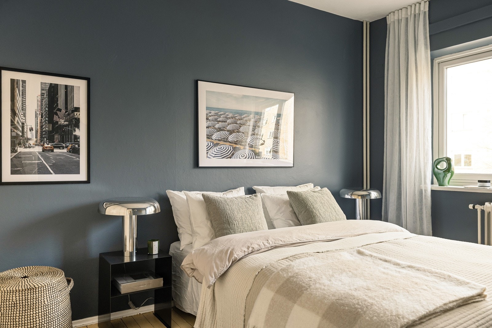 Rommet er malt i moderne farger. Galleribilde