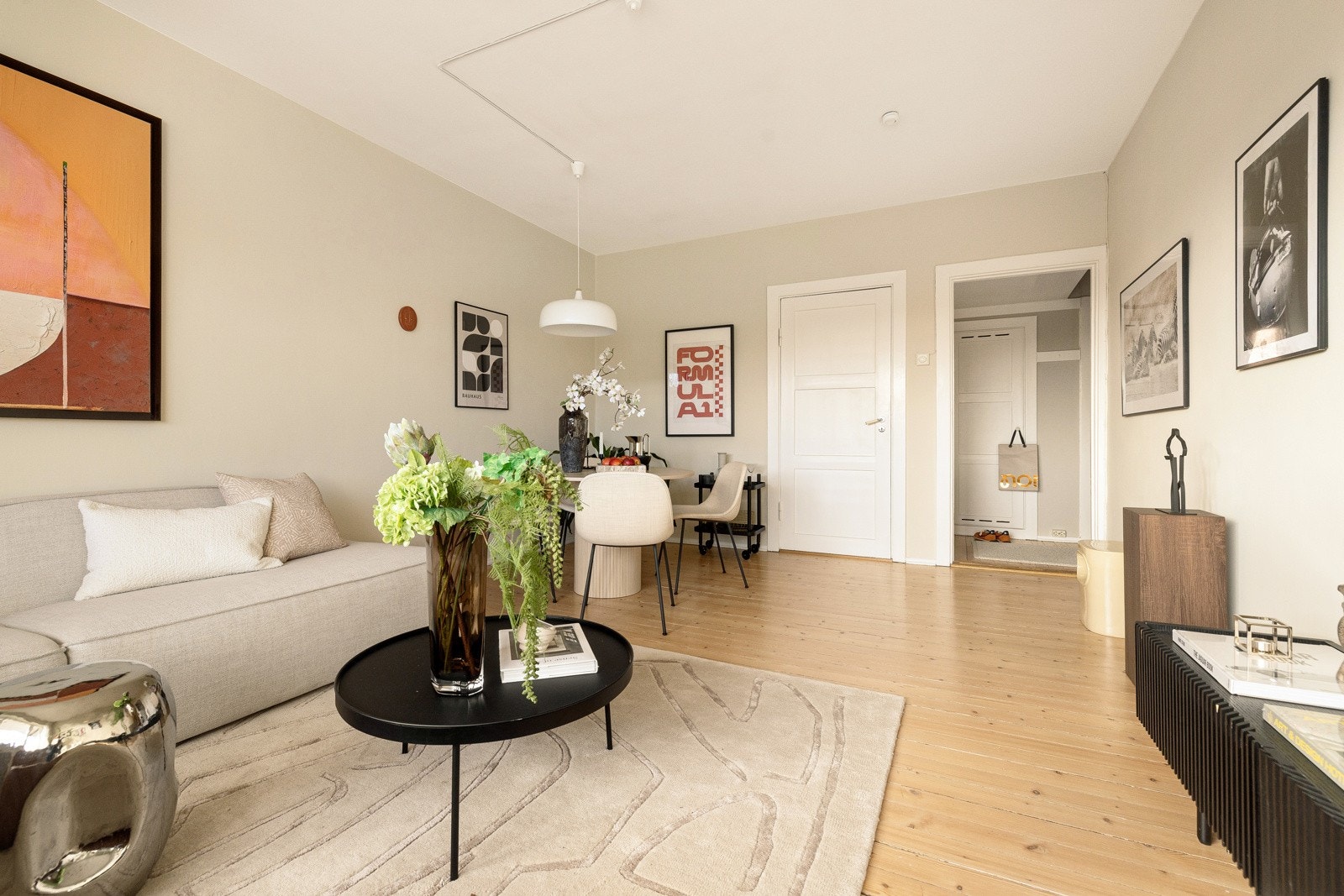 Stuen deles naturlig inn i flere soner og gir god plass til spisebord for hele familien. Galleribilde