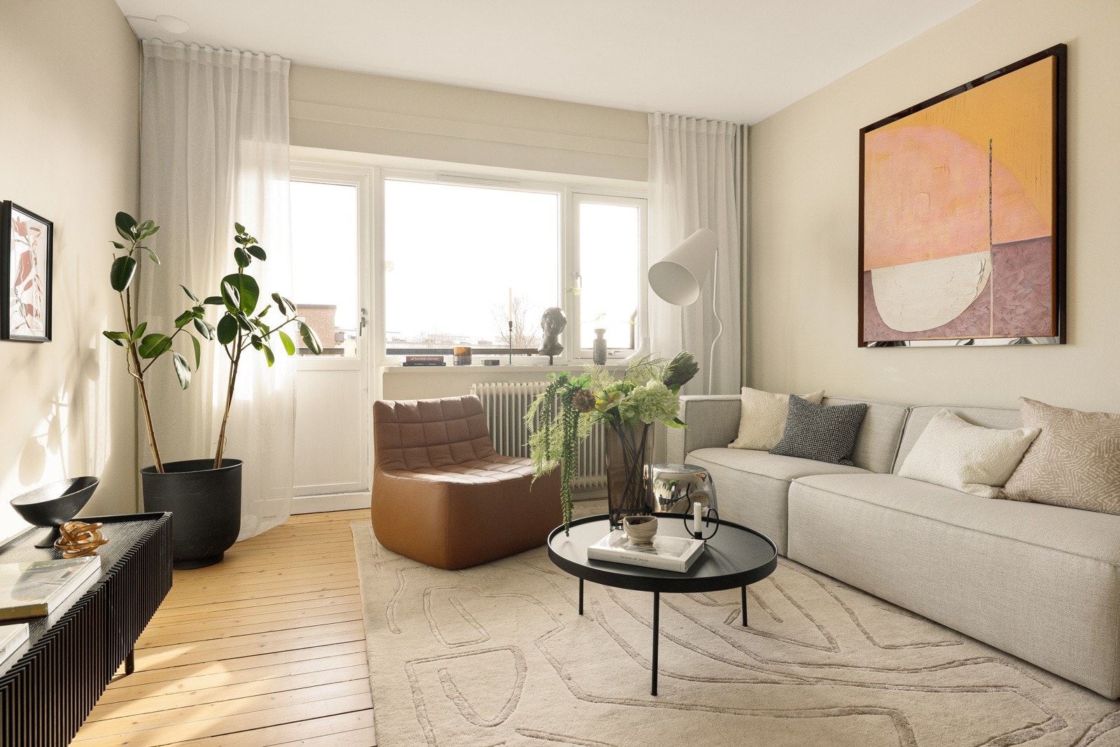 Leiligheten oppleves lys og innbydende, med en fin blanding mellom det klassiske og moderne. Galleribilde