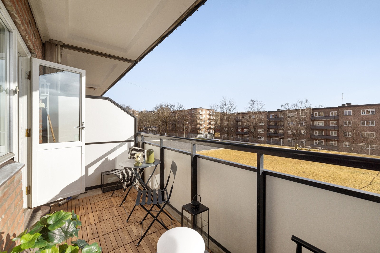 Balkongen føles som en forlengelse av stuen på sommerstid. Galleribilde