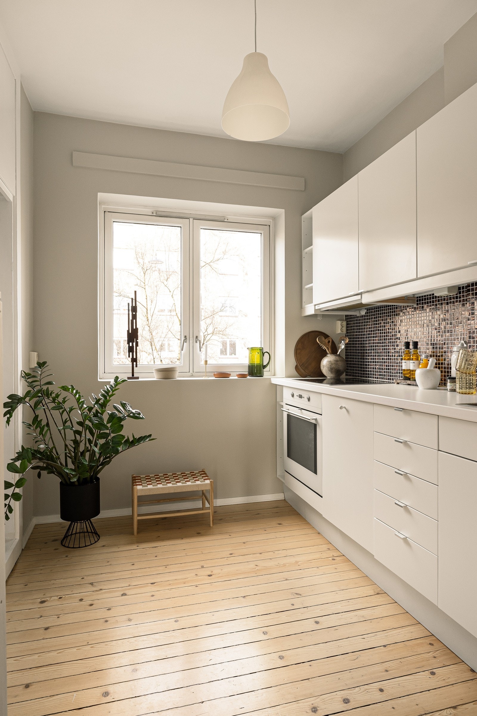 Kjøkkenet er tidløst med under- og overskap langs hele veggen. Galleribilde