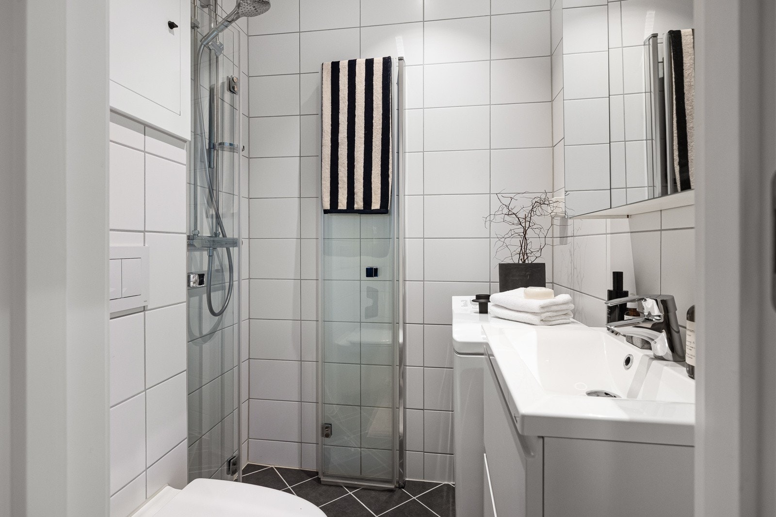 Lekkert baderom fra 2019 oppgradert i regi av borettslaget. Galleribilde