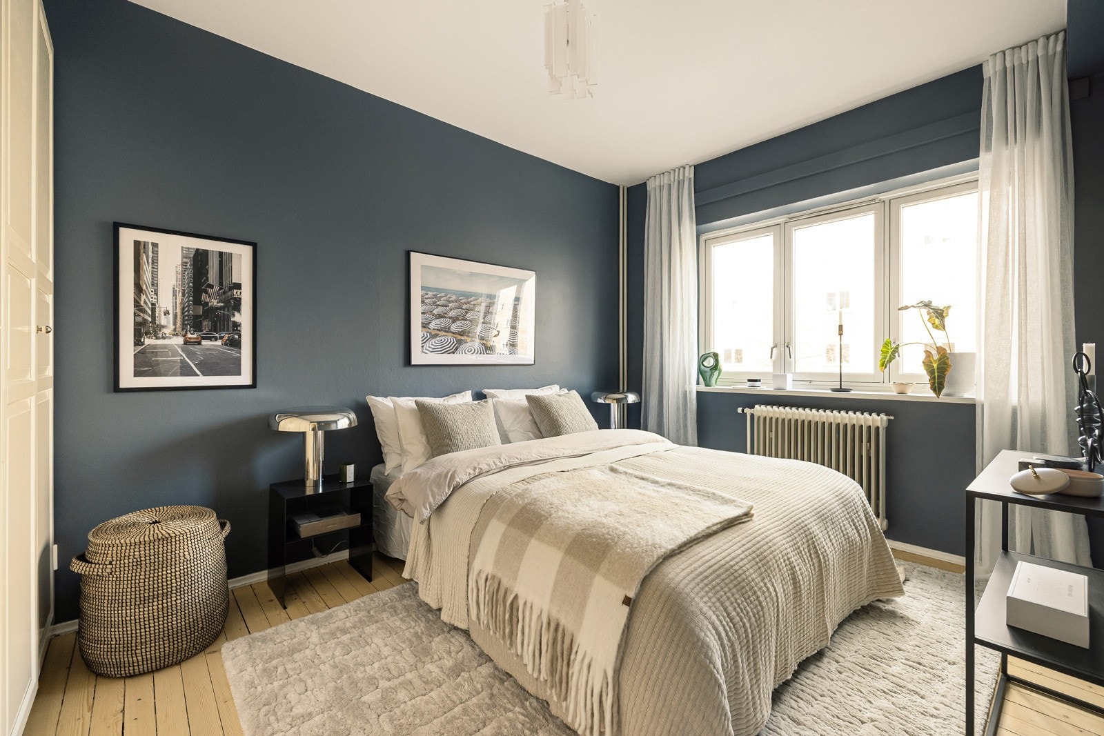 Stort og luftig soverom med god plass til dobbeltseng og øvrig møblement. Galleribilde