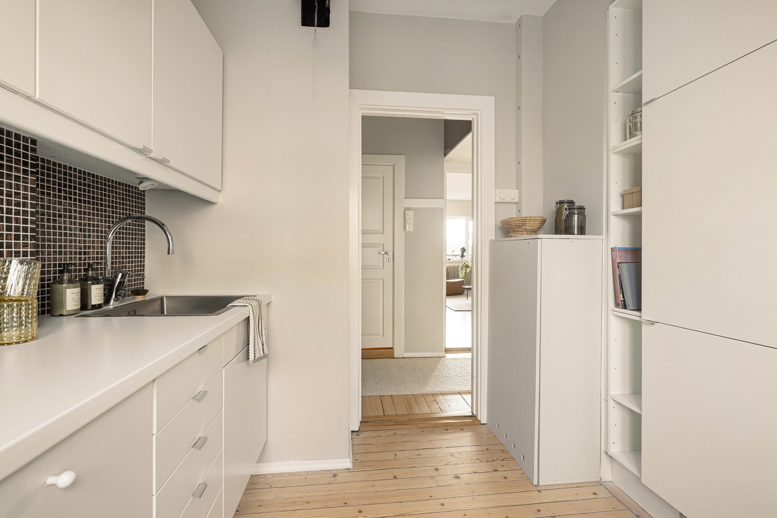 Praktisk nærhet til kjøkkenet som ligger i delvis åpen løsning til stuen. Galleribilde