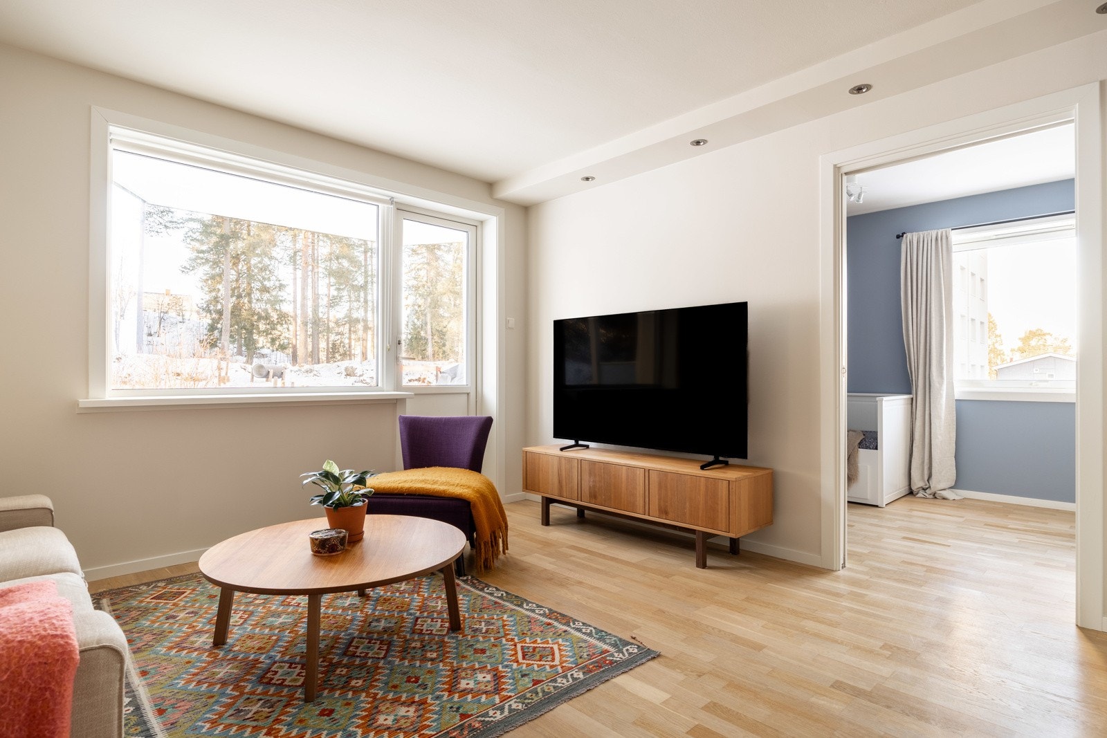 Store vindusflater fra 2011 som slipper inn mye naturlig lys. Galleribilde