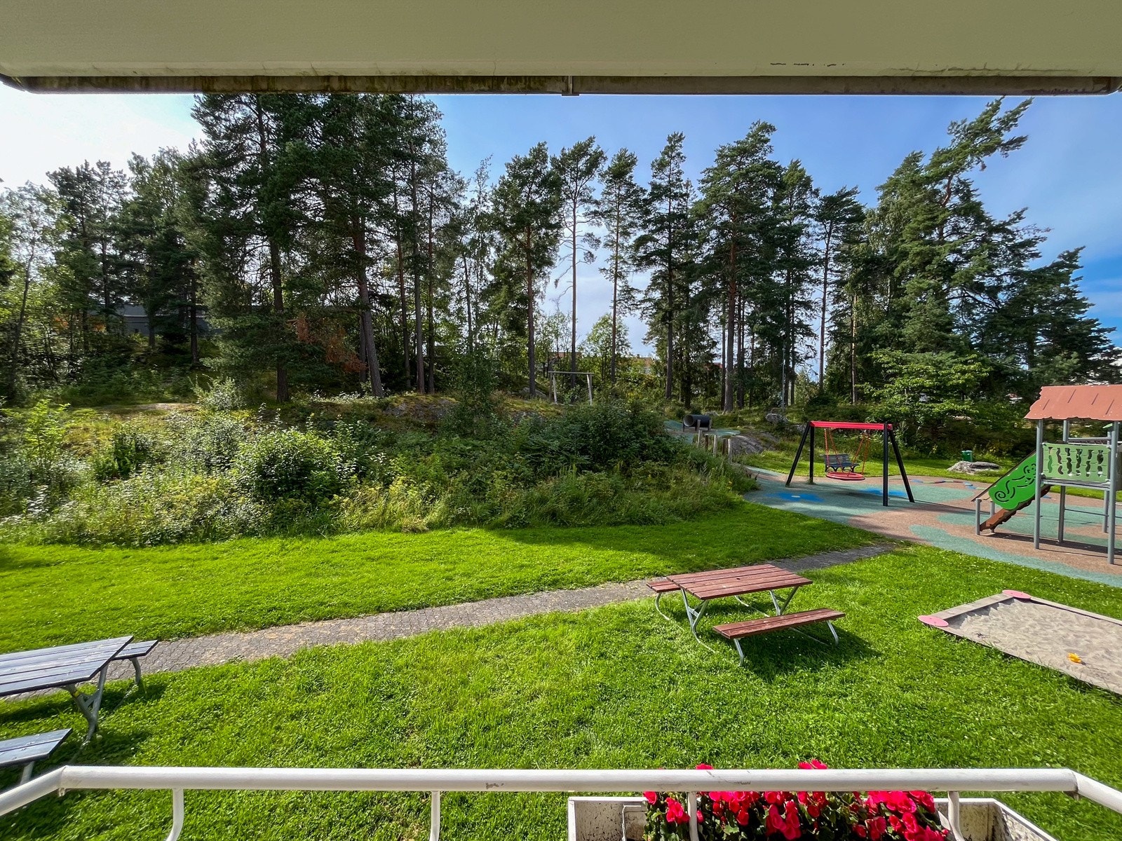 Balkongen er vendt mot flotte omgivelser og har gode solforhold på sommerstid. Galleribilde