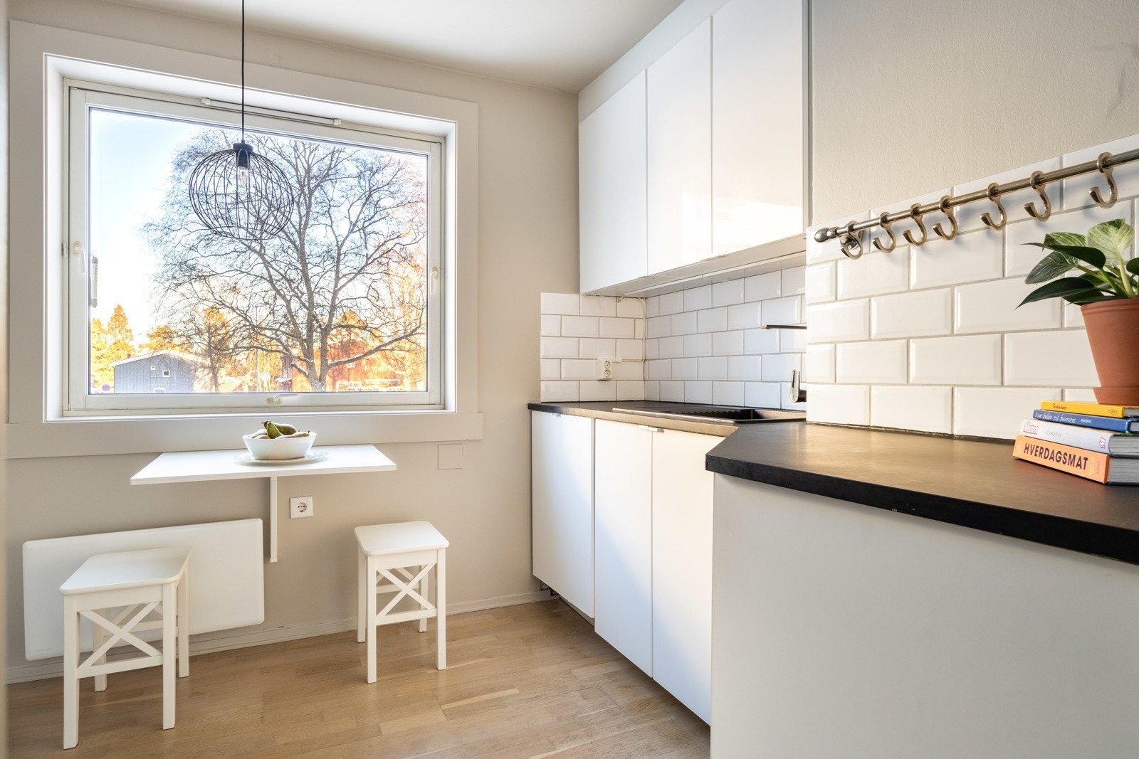 Godt med både skap- og benkeplass. Her kan man nyte flott utsyn mot frodige omgivelser. Galleribilde