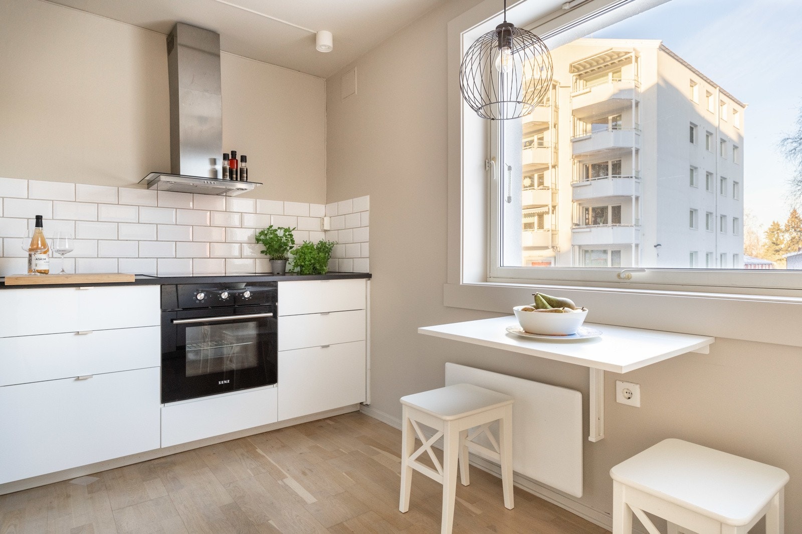 Flott Ikea kjøkkeninnredning fra 2014 med slette fronter og benkeplate av laminat. Galleribilde