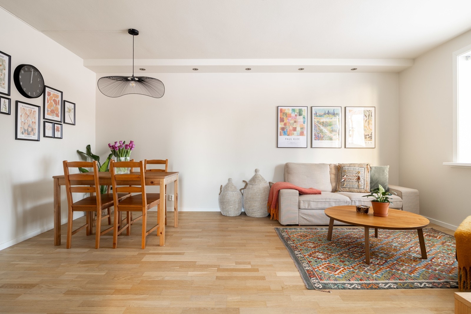 Innholdsrik og tilbaketrukket 4-roms hjørneleilighet med balkong vendt mot frodige omgivelser. Galleribilde