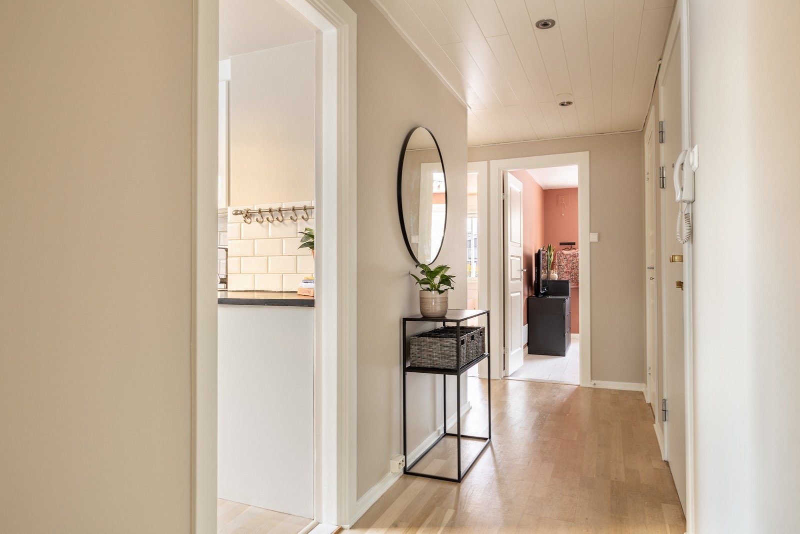 Du blir ønsket velkommen inn i en lys og romslig entré med plass til ønskelige møblementer. Galleribilde