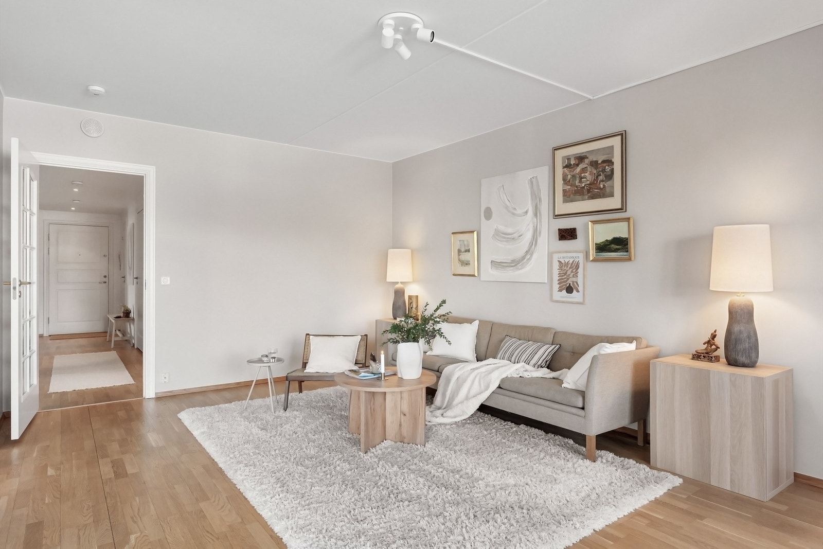 Leiligheten har en flott stue med mulighet for flere møbleringssoner Galleribilde