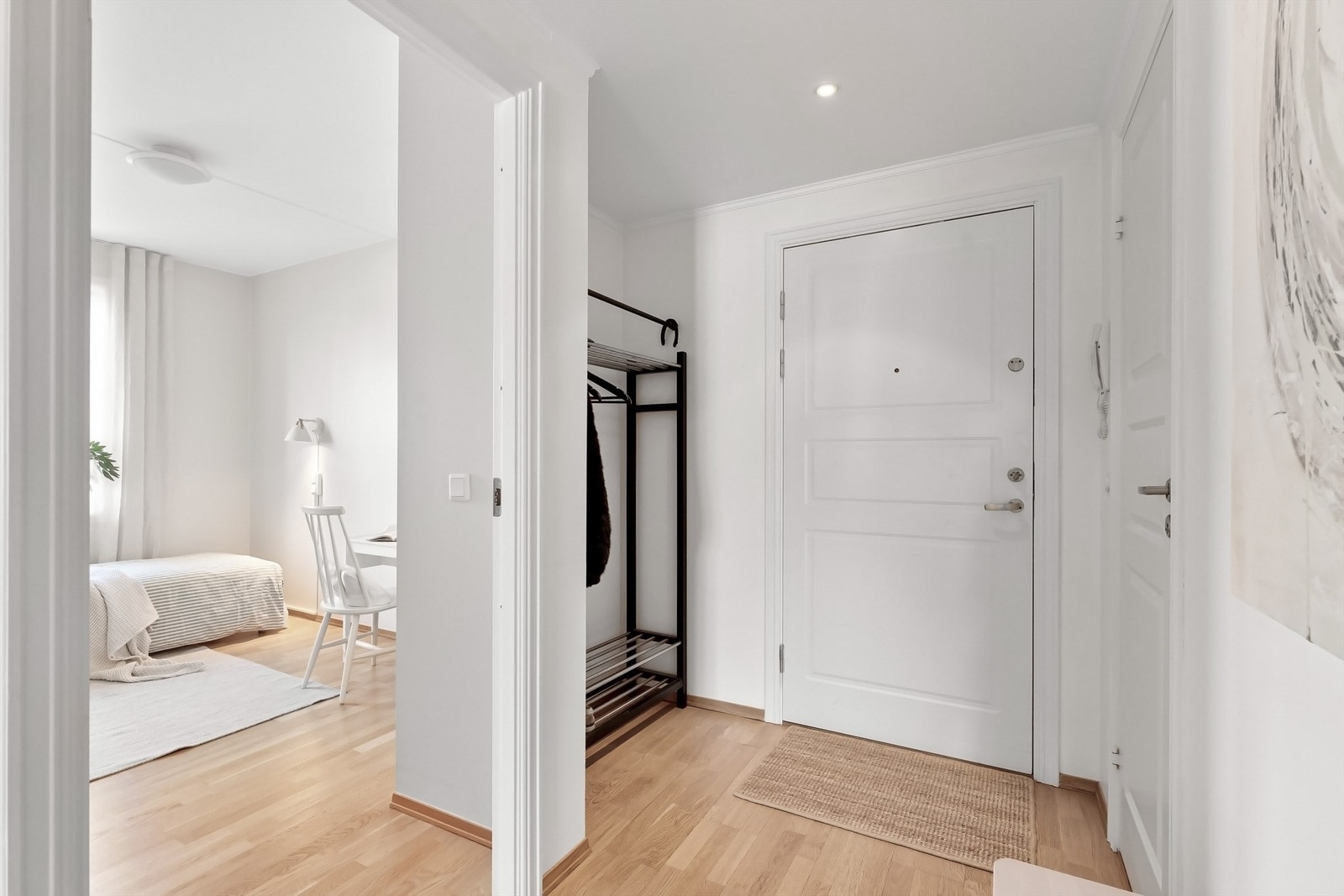 Velkommen inn til en flott entré med downlights og god plass for yttertøy og sko Galleribilde