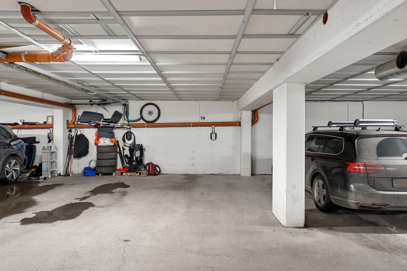Det medfølger én parkeringsplass (nr. 56) i felles garasjeanlegg som tilleggsdel til seksjonen med mulighet for etablering av lader Galleribilde