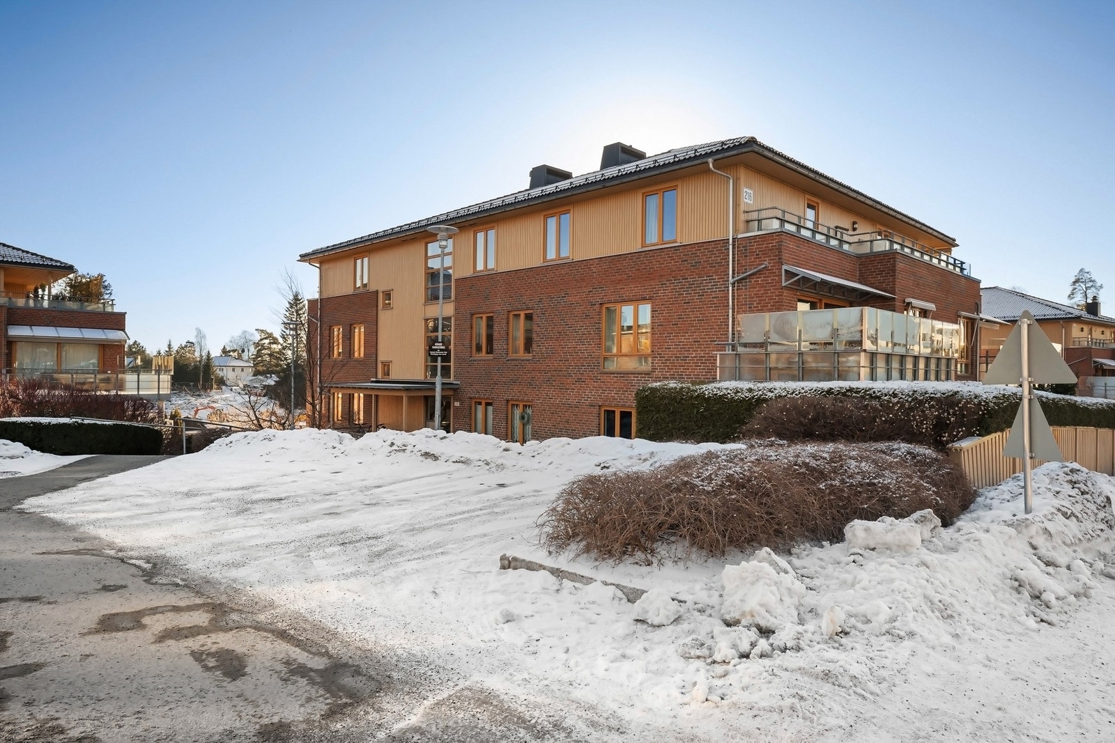 Meget attraktiv beliggenhet på Bekkestua med korte avstander til et rikt utvalg butikker og servicefasiliteter Galleribilde