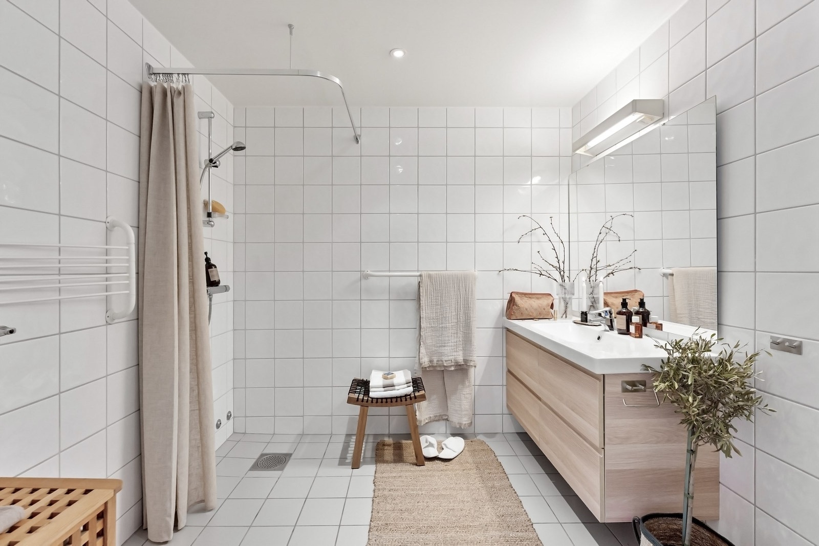 Pent flislagt baderom med downlights og gulvvarme, samt opplegg for vaskemaskin Galleribilde